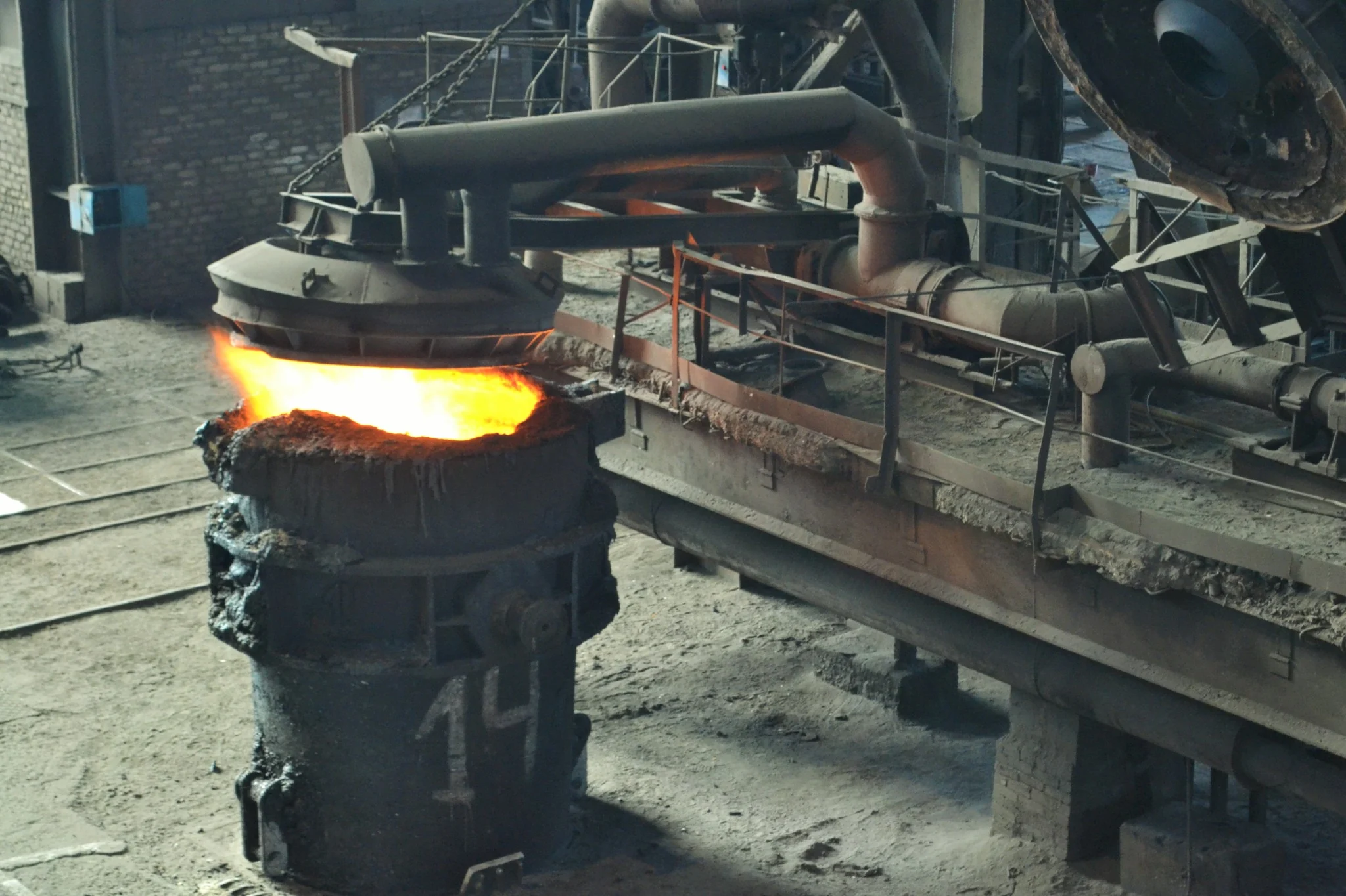 PFK converter-refining operation with molten ferronickel